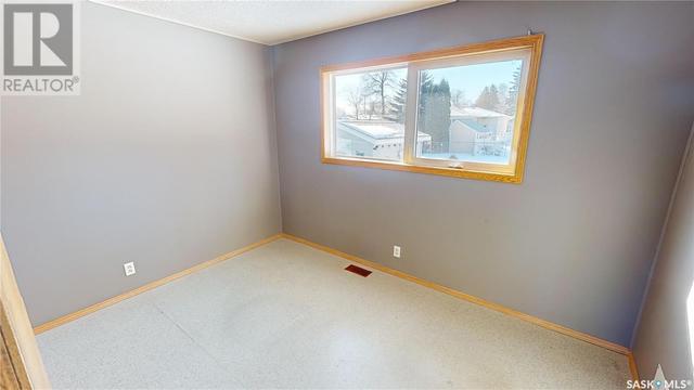 825 Walsh Avenue, House detached with 5 bedrooms, 2 bathrooms and null parking in Oxbow SK | Image 18