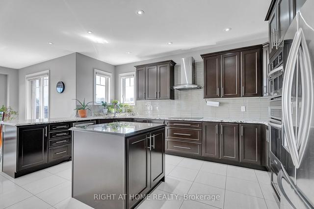 21 Farmhouse Cres, House detached with 5 bedrooms, 5 bathrooms and 5 parking in Richmond Hill ON | Image 2