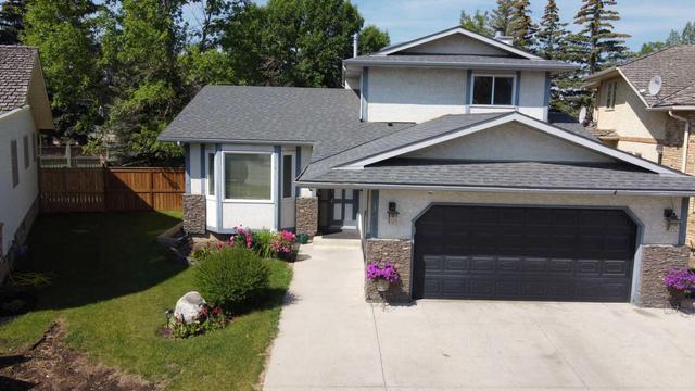 127 Douglas Woods Place Se, House detached with 4 bedrooms, 3 bathrooms and 4 parking in Calgary AB | Image 2