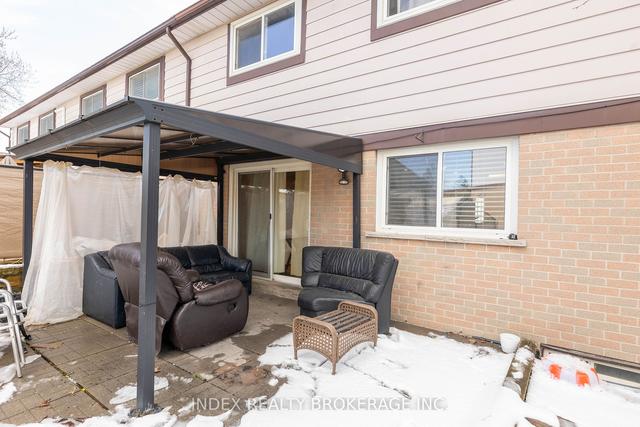 18 Hallcrown Crt S, House attached with 3 bedrooms, 2 bathrooms and 2 parking in Brampton ON | Image 32