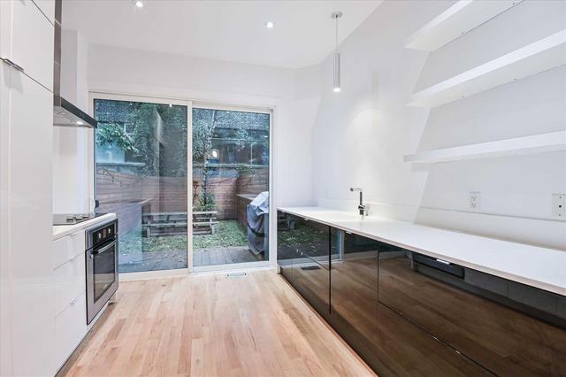 22 Draper St, House attached with 4 bedrooms, 3 bathrooms and null parking in Toronto ON | Image 7