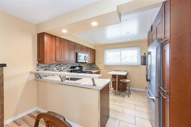 960 Warwick Crt, Townhouse with 3 bedrooms, 2 bathrooms and 2 parking in Burlington ON | Image 13