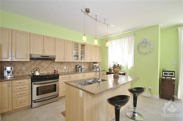 182 Lanark Avenue, Townhouse with 3 bedrooms, 3 bathrooms and 4 parking in Ottawa ON | Image 12