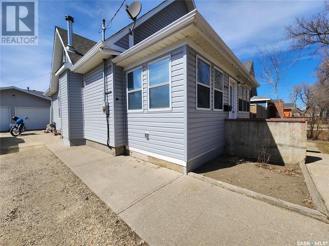 519 King Street, House detached with 3 bedrooms, 2 bathrooms and null parking in Weyburn SK | Image 2