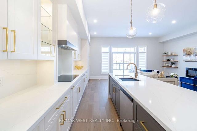 101 St Lawrence Dr, Townhouse with 4 bedrooms, 4 bathrooms and 3 parking in Mississauga ON | Image 8