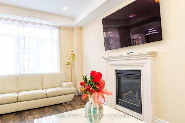 75 Ruffle Lane, House semidetached with 3 bedrooms, 4 bathrooms and 2 parking in Richmond Hill ON | Image 3