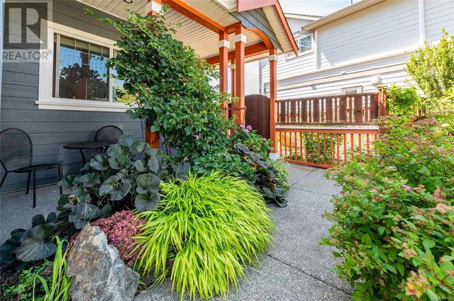 943 Thrush Pl, House detached with 4 bedrooms, 4 bathrooms and 2 parking in Langford BC | Image 2