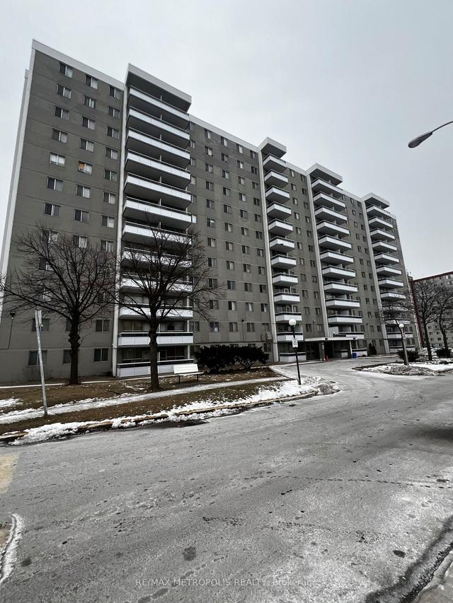 1006 - 200 Lotherton Ptwy, Condo with 3 bedrooms, 1 bathrooms and 1 parking in Toronto ON | Image 1