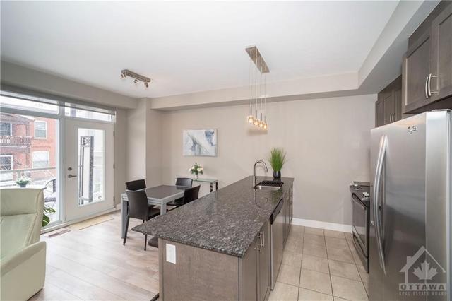 32 Holmwood Avenue, Condo with 2 bedrooms, 3 bathrooms and 1 parking in Ottawa ON | Image 7