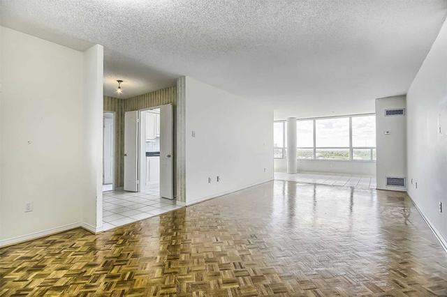1009 - 11 Townsgate Dr, Condo with 2 bedrooms, 2 bathrooms and 1 parking in Vaughan ON | Image 4