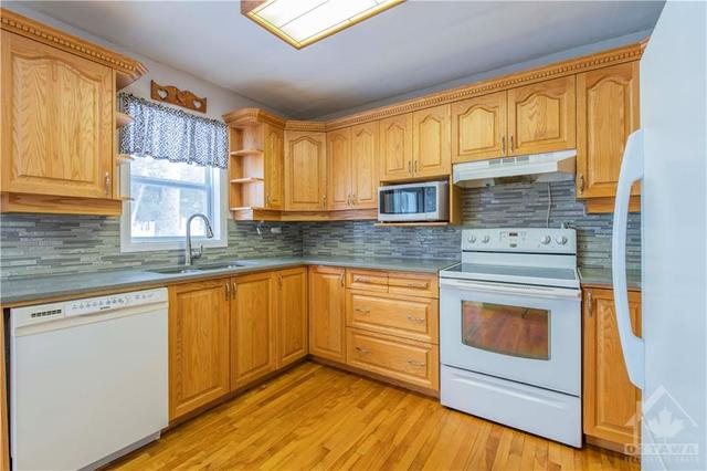 11 Sumac Street, House detached with 3 bedrooms, 2 bathrooms and 4 parking in Ottawa ON | Image 18