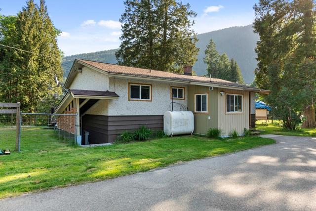2466 Cunningham Road, House detached with 3 bedrooms, 2 bathrooms and null parking in Central Kootenay H BC | Image 45