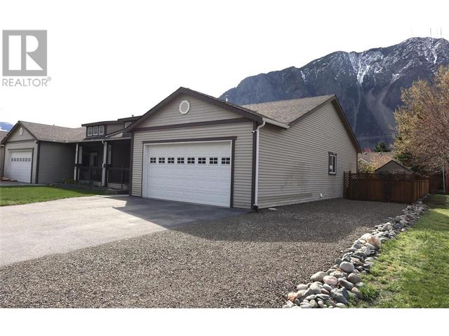 701 9th Avenue, House detached with 3 bedrooms, 2 bathrooms and 2 parking in Keremeos BC | Image 3