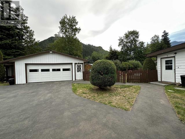 4666 Beaver Crescent, House other with 3 bedrooms, 2 bathrooms and null parking in Kitimat Stikine C (Part 1) BC | Image 3