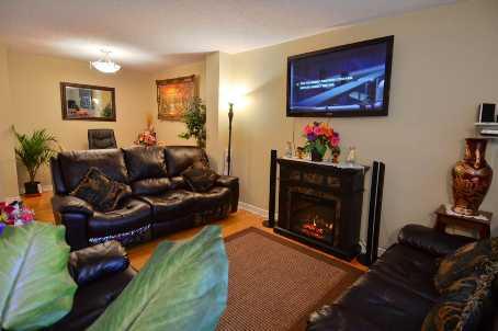 242 Fleetwood Cres, Townhouse with 3 bedrooms, 2 bathrooms and 1 parking in Brampton ON | Image 6