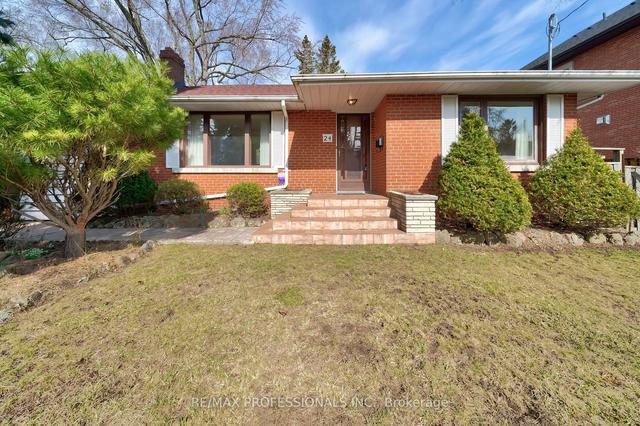 24 Golfcrest Rd, House detached with 2 bedrooms, 1 bathrooms and 4 parking in Toronto ON | Image 1
