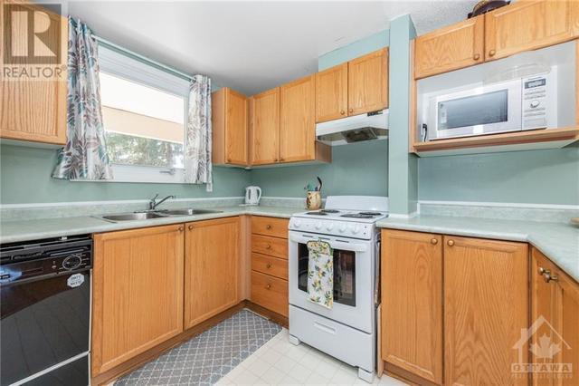 2692 Draper Avenue, House attached with 2 bedrooms, 1 bathrooms and 1 parking in Ottawa ON | Image 6