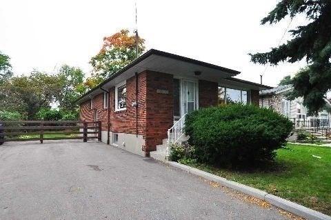 1070 Midland Ave, House detached with 3 bedrooms, 3 bathrooms and 4 parking in Toronto ON | Image 1