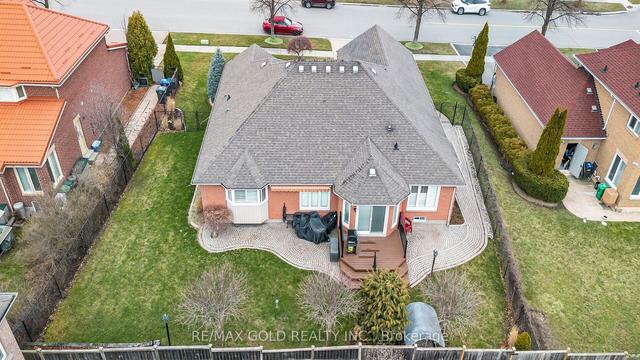 7 Roycrest St, House detached with 3 bedrooms, 2 bathrooms and 7 parking in Brampton ON | Image 11