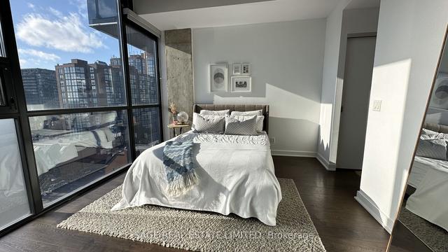 703 - 60 Bathurst St, Condo with 1 bedrooms, 1 bathrooms and 1 parking in Toronto ON | Image 3