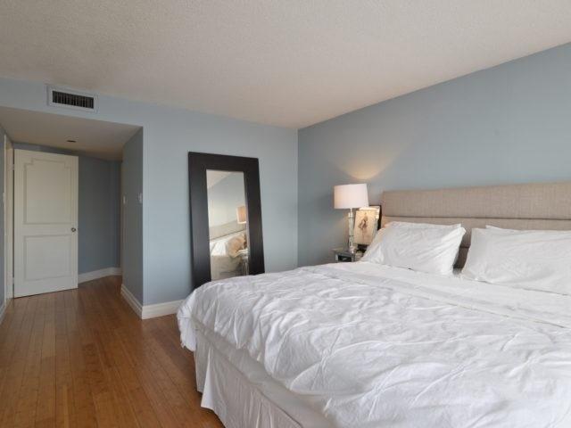 1002 - 900 Yonge St, Condo with 2 bedrooms, 2 bathrooms and 1 parking in Toronto ON | Image 9