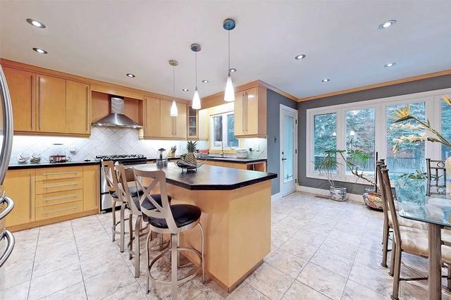 108 Glenarden Cres, House detached with 4 bedrooms, 7 bathrooms and 11 parking in Richmond Hill ON | Image 3
