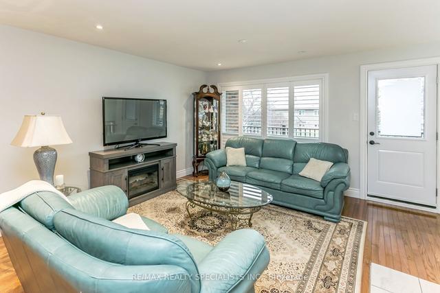 4190 Bishopstoke Lane, House semidetached with 3 bedrooms, 2 bathrooms and 4 parking in Mississauga ON | Image 4