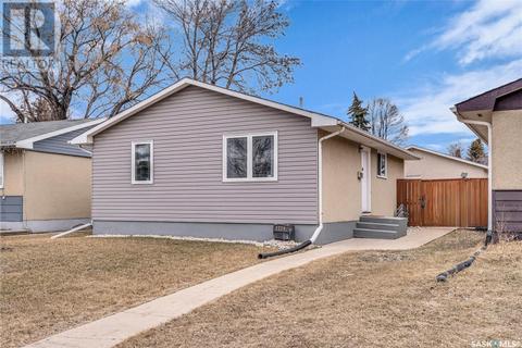 1114 Confederation Drive, House detached with 3 bedrooms, 2 bathrooms and null parking in Saskatoon SK | Card Image