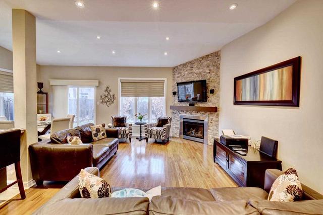 2374 Stone Glen Cres, House semidetached with 3 bedrooms, 4 bathrooms and 4 parking in Oakville ON | Image 7