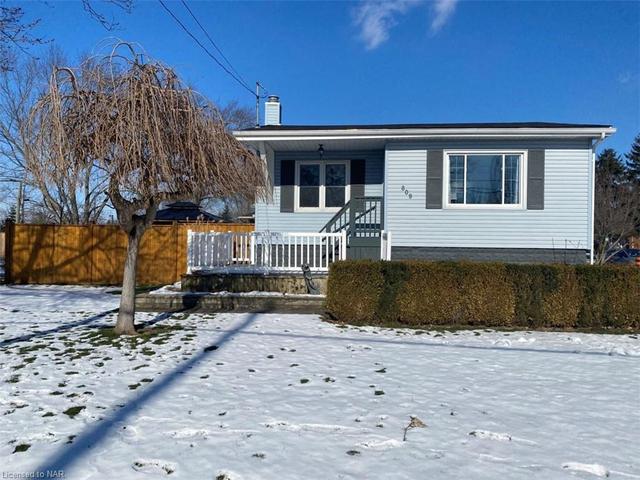 809 Broadway Street, House detached with 2 bedrooms, 1 bathrooms and null parking in Welland ON | Image 1