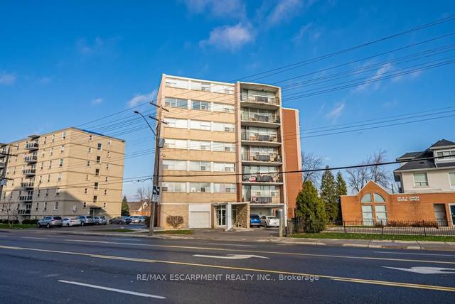 402 - 293 Mohawk Rd E, Condo with 2 bedrooms, 1 bathrooms and 1 parking in Hamilton ON | Image 1