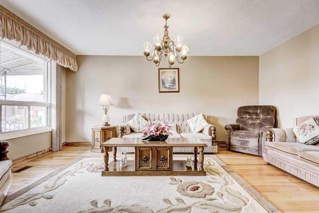 10 Tyne Crt, House detached with 3 bedrooms, 2 bathrooms and 3 parking in Toronto ON | Image 3