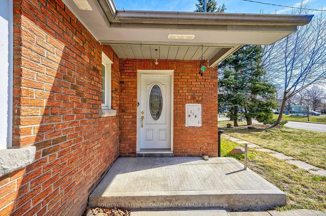 114 Pinegrove Ave S, House detached with 2 bedrooms, 2 bathrooms and 2 parking in Toronto ON | Image 13