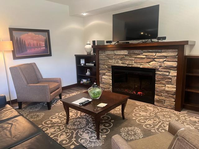 713b - 700 Bighorn Boulevard, Condo with 2 bedrooms, 2 bathrooms and null parking in Radium Hot Springs BC | Image 3