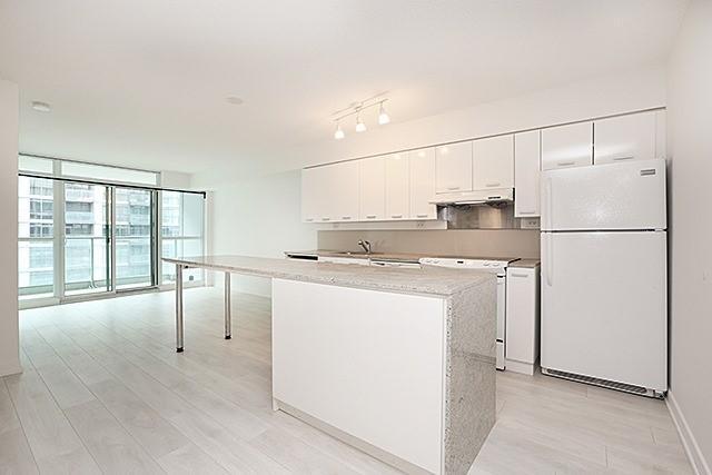 1011 - 15 Singer Crt, Condo with 1 bedrooms, 2 bathrooms and 1 parking in Toronto ON | Image 2