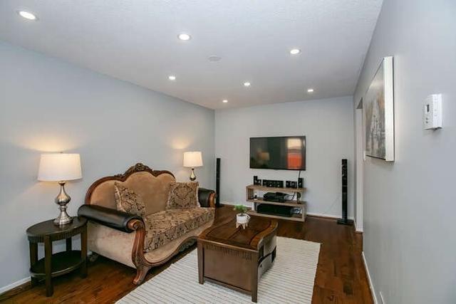 32 Forrester Dr E, House detached with 4 bedrooms, 4 bathrooms and 5 parking in Brampton ON | Image 2