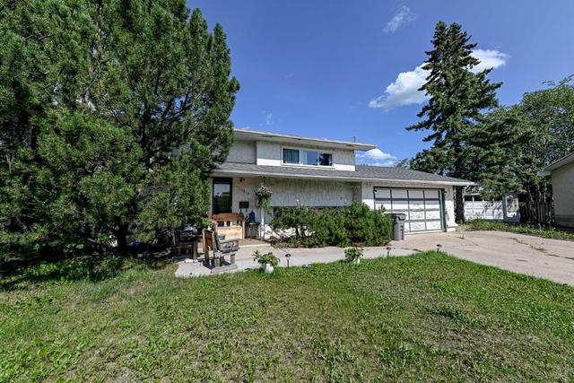 11219 93 Street, House detached with 4 bedrooms, 2 bathrooms and 4 parking in Grande Prairie AB | Image 2