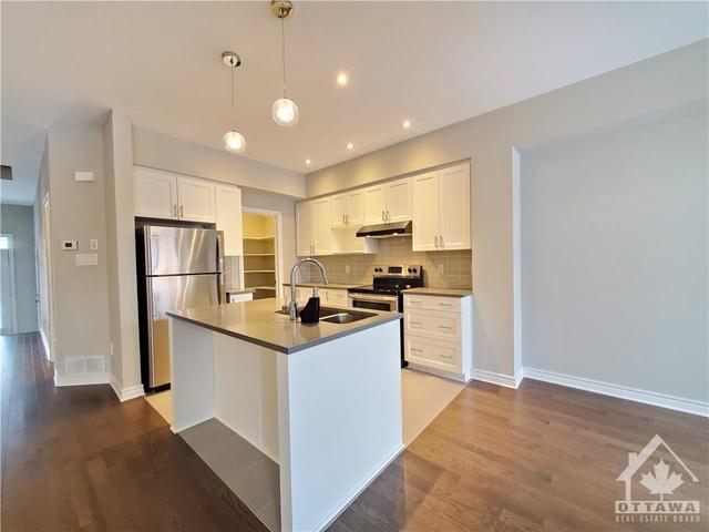 495 Markdale Terrace, Townhouse with 3 bedrooms, 3 bathrooms and 2 parking in Ottawa ON | Image 6