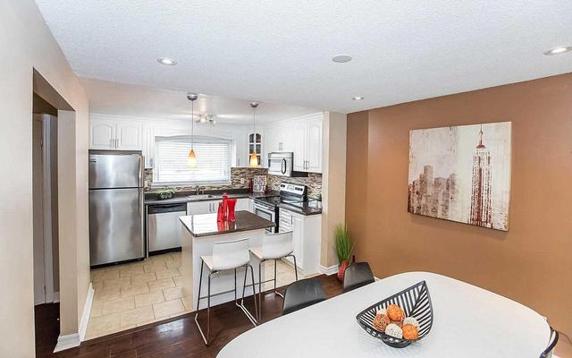 81 Darras Crt, Townhouse with 3 bedrooms, 2 bathrooms and 2 parking in Brampton ON | Image 12