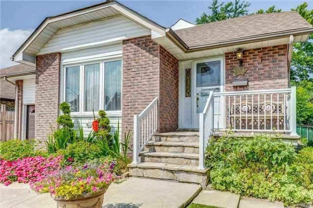 951 Chippenham Dr, House detached with 3 bedrooms, 2 bathrooms and 5 parking in Mississauga ON | Image 1