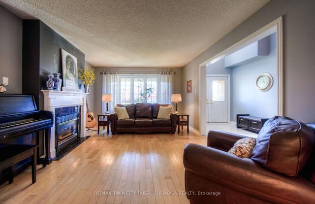 784 Saginaw Pkwy, House detached with 4 bedrooms, 3 bathrooms and 4 parking in Cambridge ON | Image 5