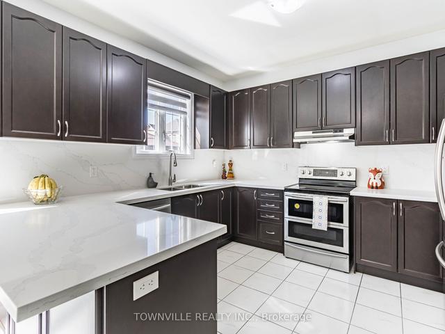 32 Sarno Rd, House detached with 5 bedrooms, 4 bathrooms and 4 parking in Brampton ON | Image 4