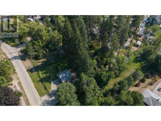 2455 Maquinna Road, House detached with 6 bedrooms, 4 bathrooms and 4 parking in Kelowna BC | Image 3