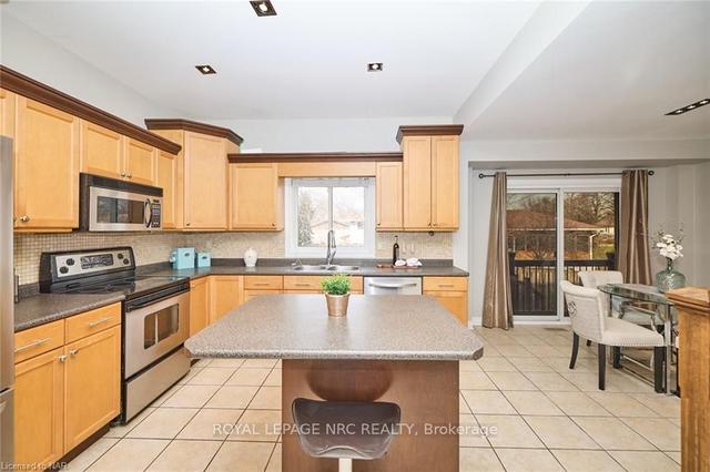 28 Fosh Crt, House detached with 3 bedrooms, 4 bathrooms and 4 parking in St. Catharines ON | Image 3