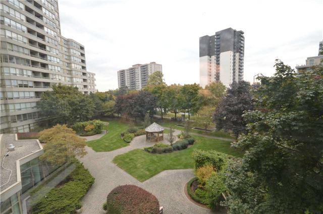 410 - 7 Townsgate Dr, Condo with 2 bedrooms, 2 bathrooms and 1 parking in Vaughan ON | Image 11