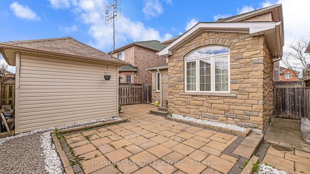 25 Oakmeadow Dr, House detached with 3 bedrooms, 3 bathrooms and 3 parking in Brampton ON | Image 33