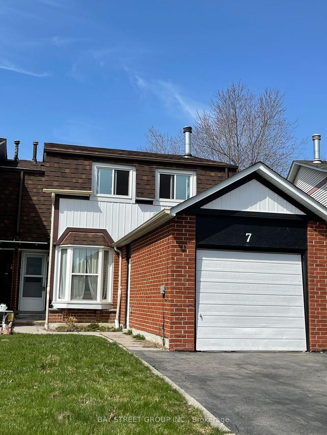 7 Barnwell Dr N, House detached with 2 bedrooms, 1 bathrooms and 1 parking in Toronto ON | Image 1