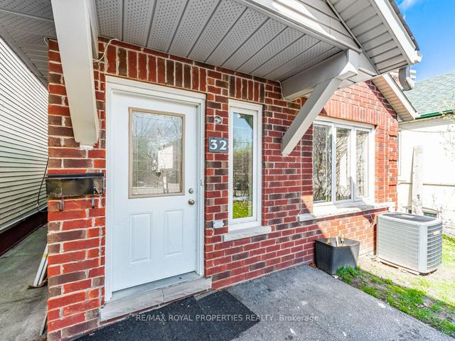 32 St Dunstan Dr, House detached with 2 bedrooms, 1 bathrooms and 2 parking in Toronto ON | Image 12