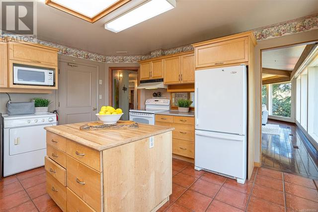 3779 Mystic Lane, House detached with 2 bedrooms, 2 bathrooms and 2 parking in Saanich BC | Image 16