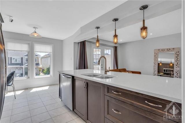 789 Mayfly Crescent, Townhouse with 2 bedrooms, 2 bathrooms and 3 parking in Ottawa ON | Image 11